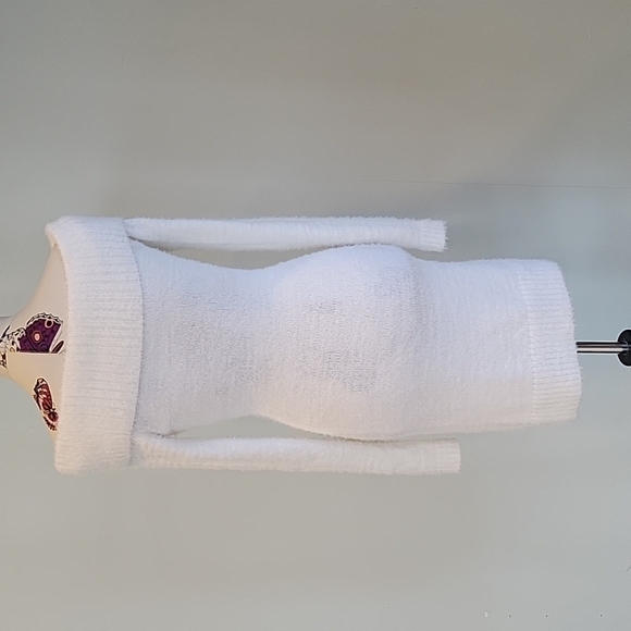 𝅺LOVE ALWAYS white off the shoulder dress.  Form fitting size Large - Picture 4 of 8